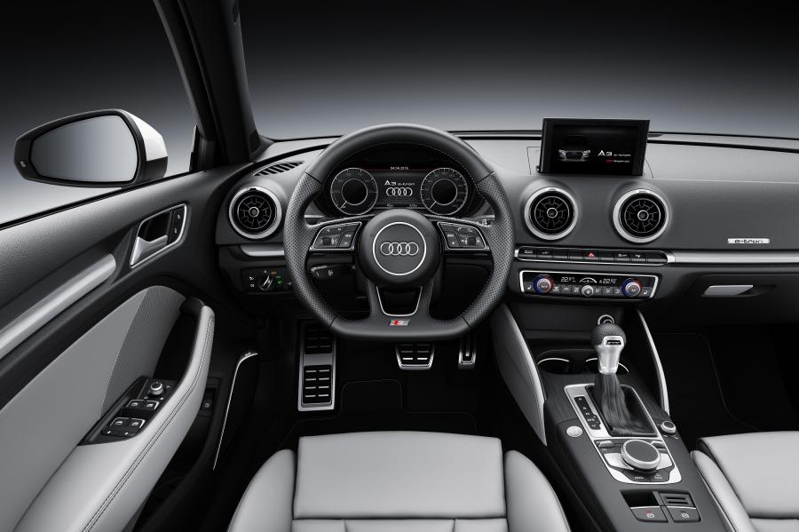 Торпедо Audi A3 Sportback e-tron (8V) 2016 года  (фото 9 из 31)